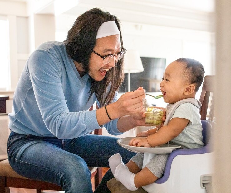 posisi duduk bayi saat mpasi, posisi makan anak yang benar, kursi makan bayi, panduan mpasi aman, cara duduk bayi saat makan, tips mpasi nyaman, high chair untuk mpasi, menghindari tersedak saat mpasi, kebiasaan makan bayi, posisi kaki saat makan bayi